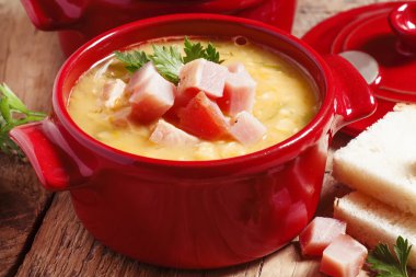 Bezelye çorbası ile füme et