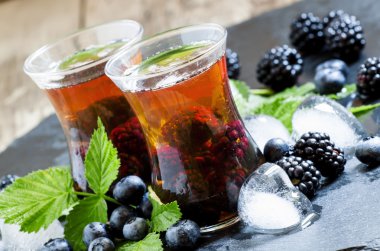 Çilek ve buz ile soğuk siyah çay