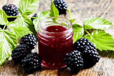 Bir kavanoz böğürtlen reçeli