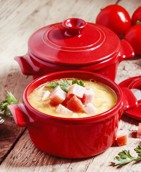 Гороховый суп с копченым мясом — стоковое фото