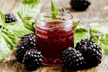 Bir kavanoz böğürtlen reçeli