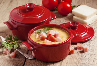 Bezelye çorbası ile füme et