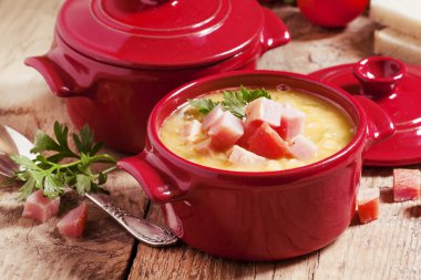 Bezelye çorbası ile füme et