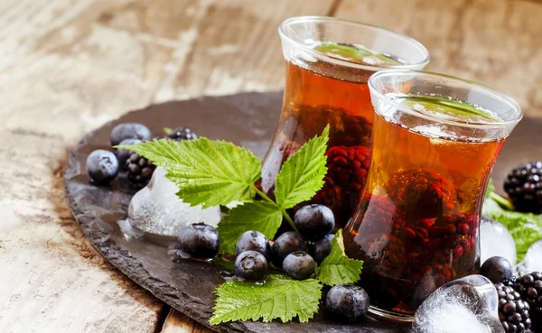Kalter schwarzer Tee mit Beeren und Eis — Stockfoto