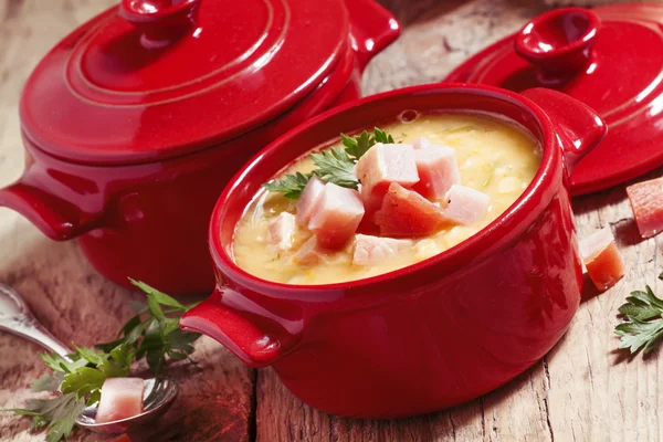 Bezelye çorbası ile füme et — Stok fotoğraf