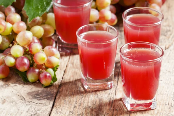 Succo d'uva uva uva rosa con bacche fresche — Foto Stock