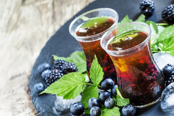 Холодний чорний чай з ягодами та льодом — стокове фото