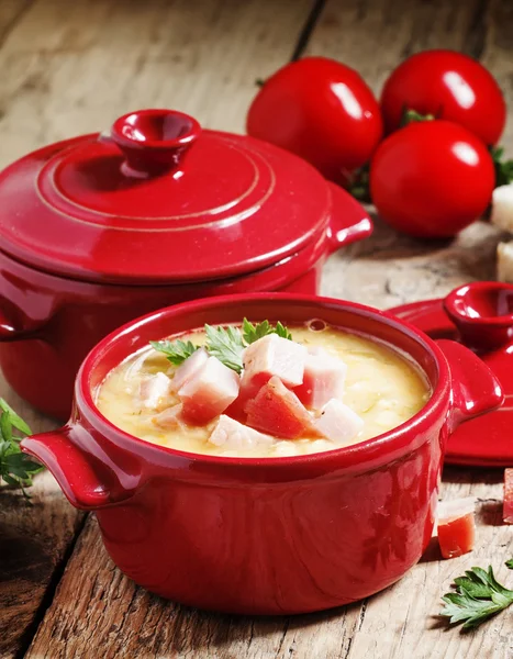 Sopa de guisantes con carne ahumada —  Fotos de Stock