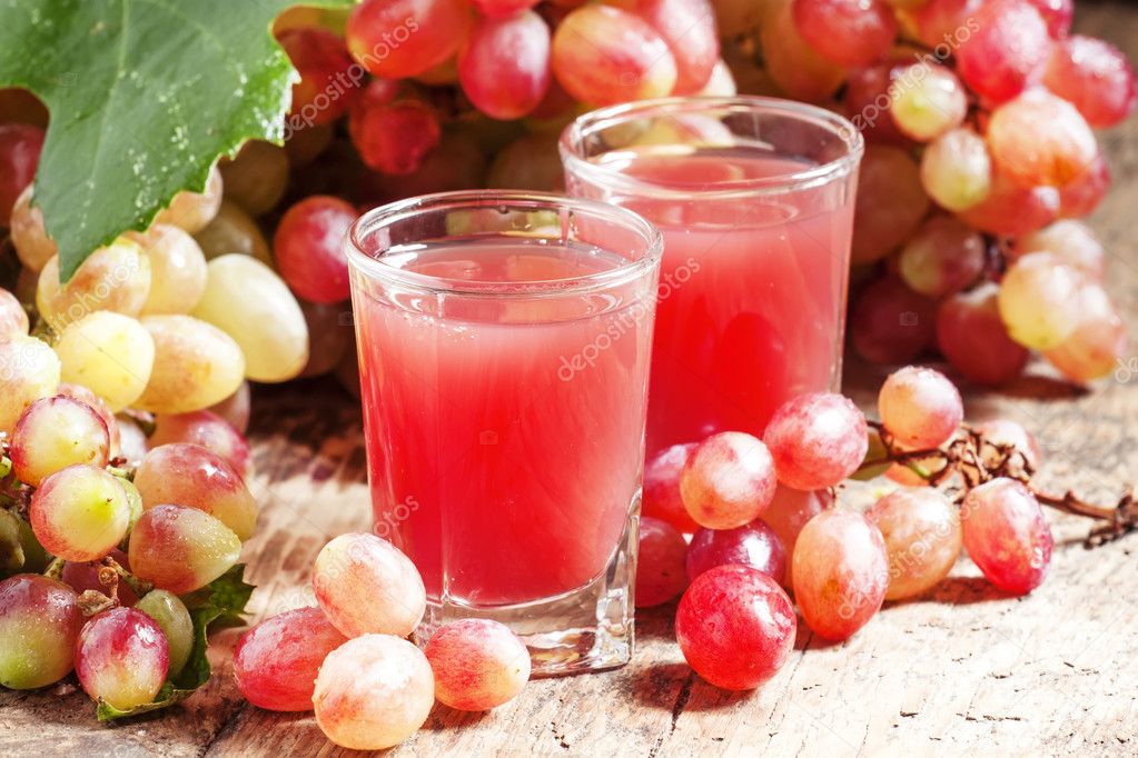 Traubensaft rosa Trauben mit frischen Beeren — Stockfoto © 5PH #115086792