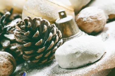 Zencefilli çörek, köknar konileri, fındık, çan ve top