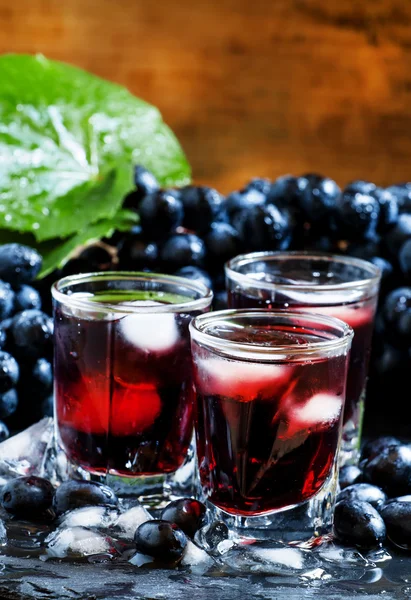 Jugo de uva fría oscura con hielo —  Fotos de Stock