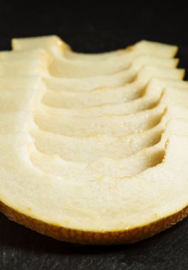 Karanlık bir arka plan üzerinde olgunlaşmış kavun