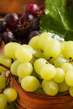 hasır sepet içinde Yeşil üzüm