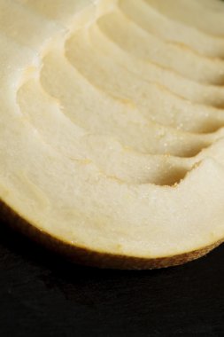 Karanlık bir arka plan üzerinde olgunlaşmış kavun