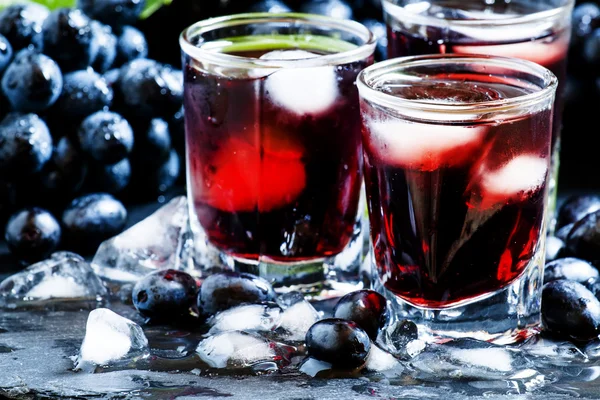 Jugo de uva fría oscura con hielo —  Fotos de Stock