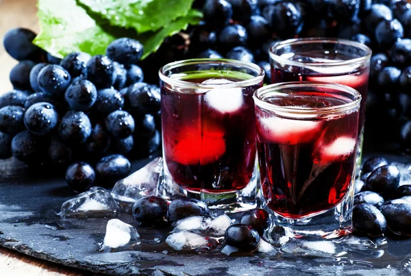 Cold dark grape juice with ice — Stock Photo, Image