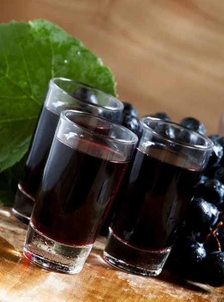 Copos de vinho tinto caseiro — Fotografia de Stock