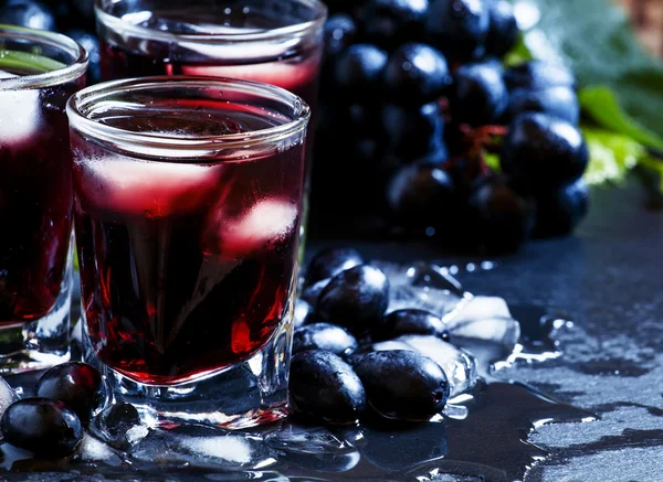 Cold dark grape juice with ice — Stock Photo, Image