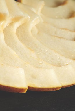 Karanlık bir arka plan üzerinde olgunlaşmış kavun