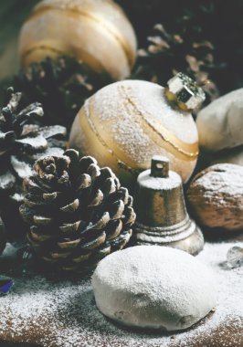 Zencefilli çörek, köknar konileri, fındık, çan ve top