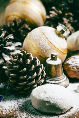 Zencefilli çörek, köknar konileri, fındık, çan ve top