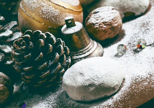 Pão de gengibre, cones de abeto, nozes, sino e bola — Fotografia de Stock