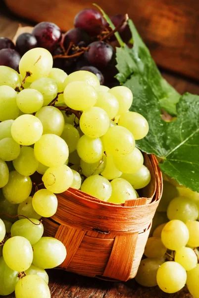 Groene druiven in een rieten mand — Stockfoto