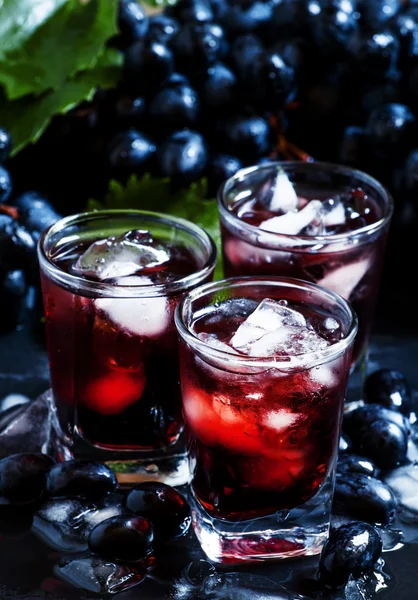 Холодний темний виноградний сік з льодом — стокове фото