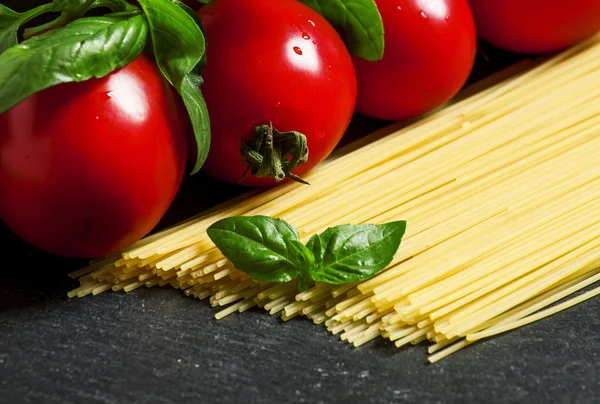 Concetto di cucina italiana con pasta, pomodori e basilico — Foto Stock