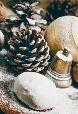 Zencefilli çörek, köknar konileri, fındık, çan ve top