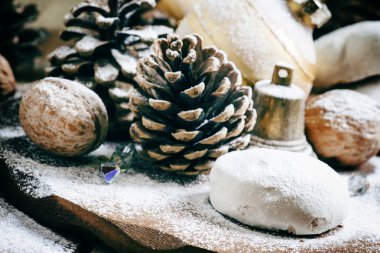 Zencefilli çörek, köknar konileri, fındık, çan ve top