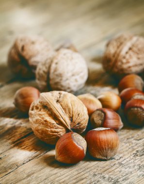 Ahşap bir masa, tonlu görüntü fındık