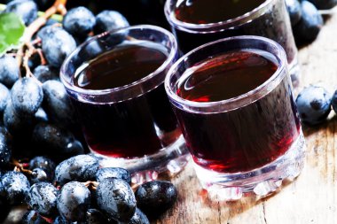 Taze koyu üzüm suyu ve taze çilek