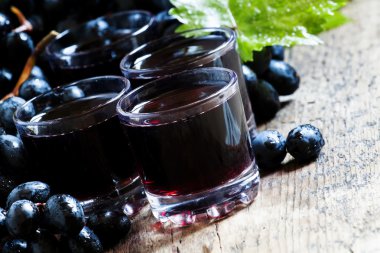 Taze koyu üzüm suyu ve taze çilek