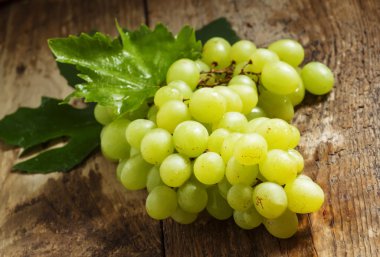 Eski ahşap masa üzerinde Yeşil üzüm