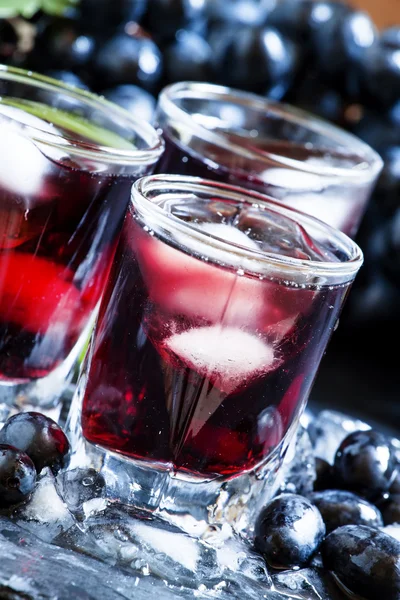 Zimne ciemne soku winogronowego z lodu — Zdjęcie stockowe