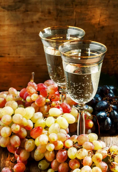 Champagne in calici e uva fresca — Foto Stock