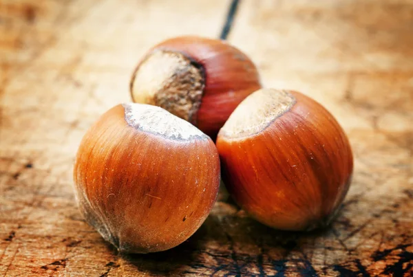 Nocciole su vecchio tavolo di legno — Foto Stock