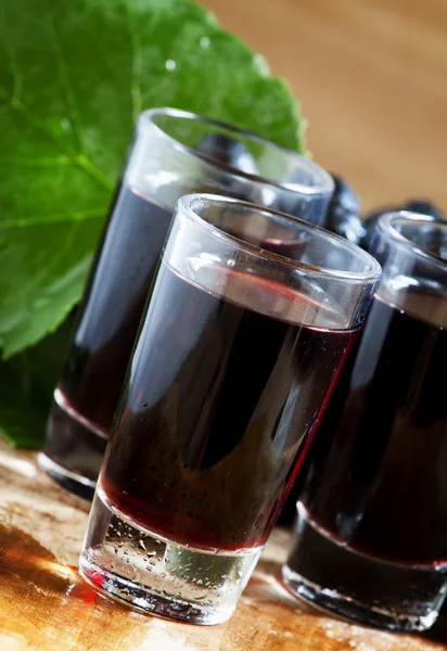 Ev yapımı kırmızı şarap bardakları