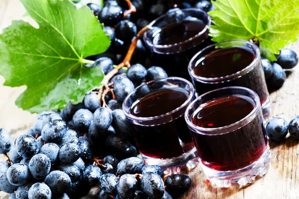 Frischer dunkler Traubensaft und frische Beeren — Stockfoto