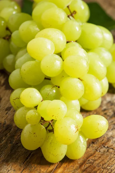 Groene druiven op oude houten tafel — Stockfoto