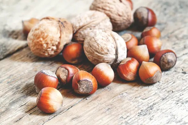 Nueces en una mesa de madera, imagen tonificada — Foto de Stock