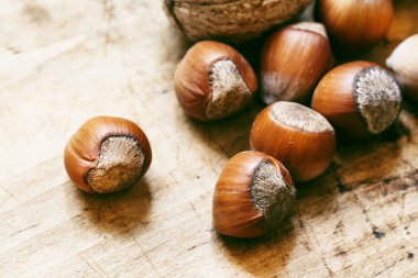 Ahşap bir masa, tonlu görüntü fındık