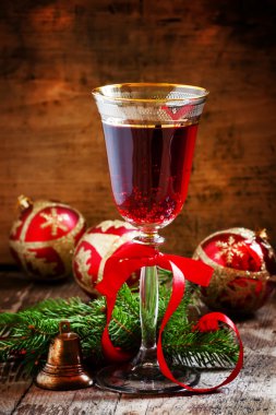 Kırmızı köpüklü şarap cam