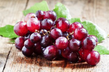 Yuvarlak mor üzüm yaprakları ile