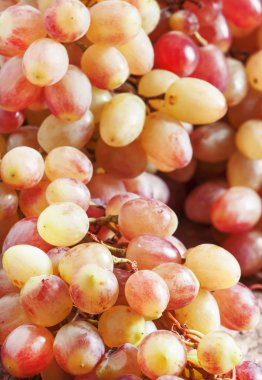 Eski ahşap masa üzerinde pembe üzüm