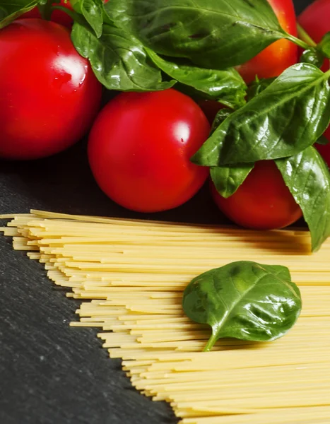 Concetto di cucina italiana con pasta, pomodori e basilico — Foto Stock