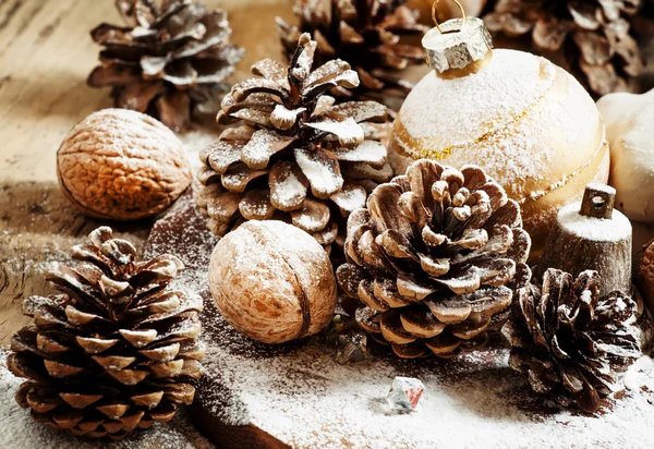 Altın Noel topları ile Noel dekorasyon — Stok fotoğraf