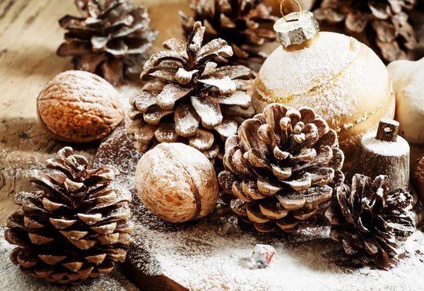 Decoração de Natal com bolas de Natal dourado — Fotografia de Stock