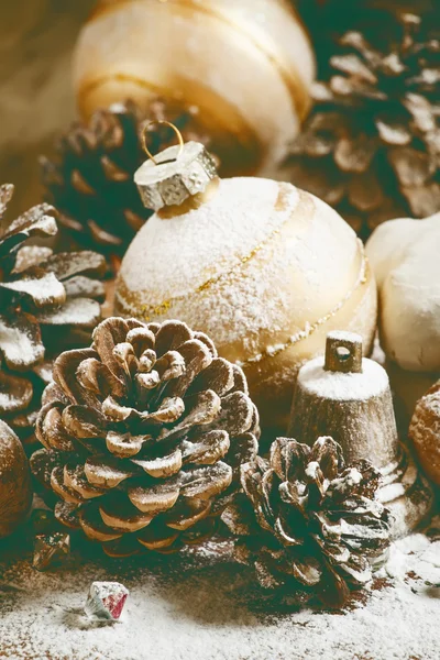Decoração de Natal com bolas de Natal dourado — Fotografia de Stock